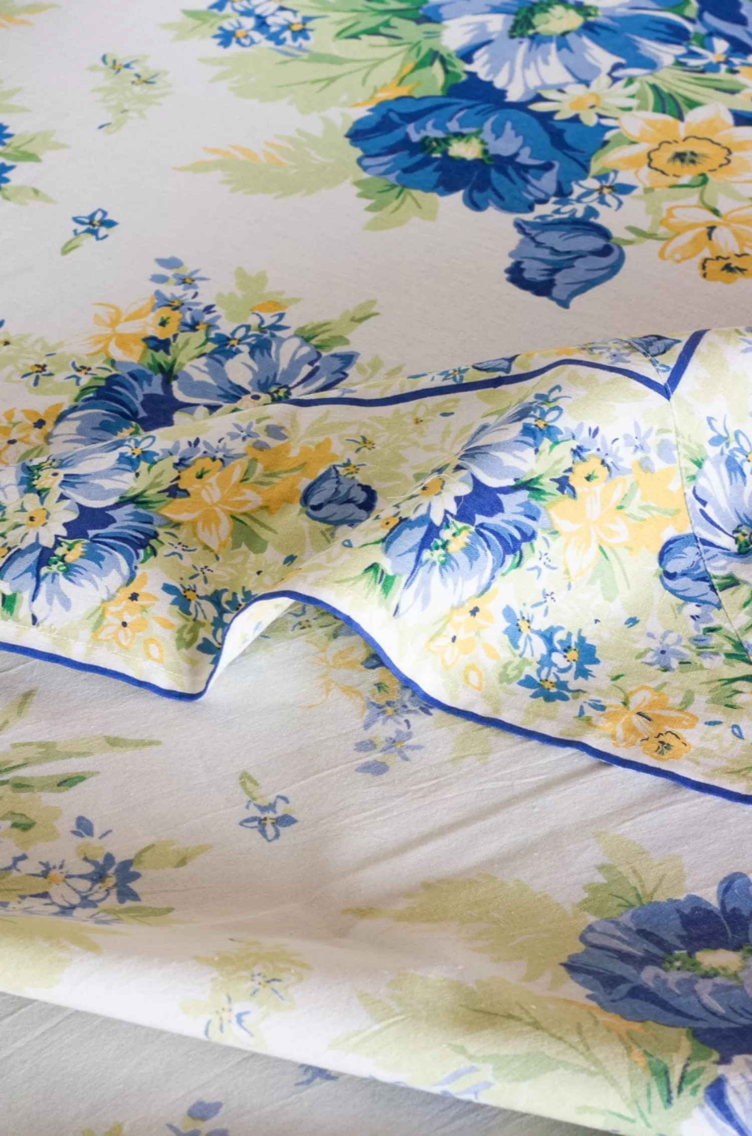 April Cornell Table Linen & Accessories^ Charming Ecru Breakfast Cloth- 4 Seater