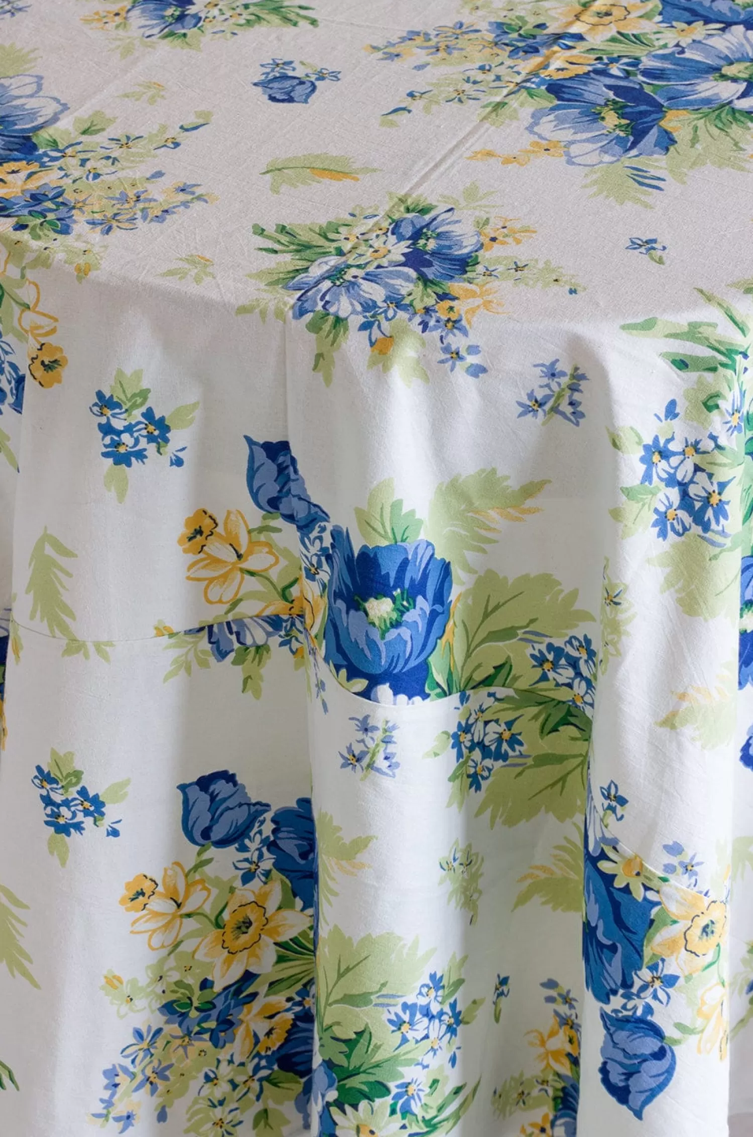 April Cornell Table Linen & Accessories^ Charming Ecru Breakfast Cloth- 6 Seater (70" Rd)